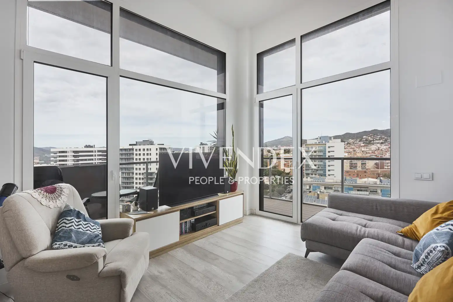 Vista exterior de Àtic en venda en L'Hospitalet de Llobregat amb Aire condicionat, Calefacció i Parquet