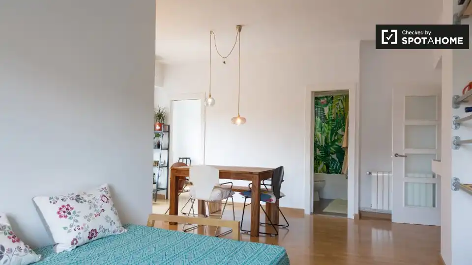 Dormitori de Apartament per a compartir en Barcelona amb Aire condicionat, Calefacció i Terrassa