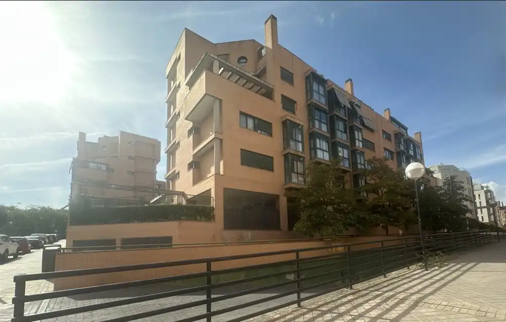Vista exterior de Pis en venda en Madrid amb Aire condicionat, Calefacció i Jardí privat