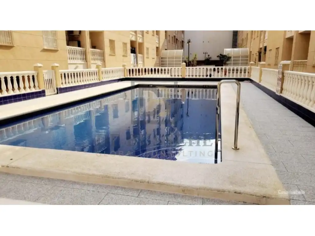 Piscina de Piso de alquiler en Torrevieja con Piscina, Amueblado y Lavadora