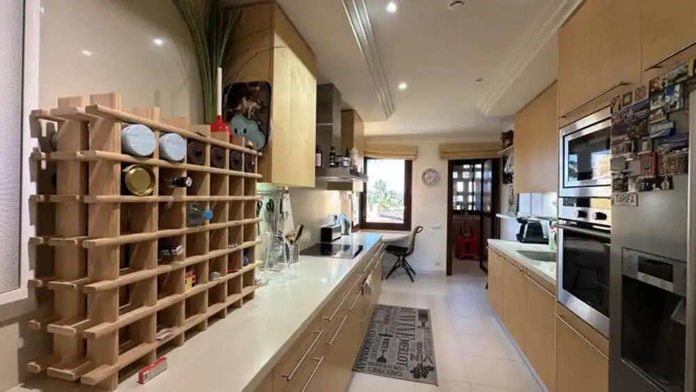 Cuina de Apartament de lloguer en Estepona amb Aire condicionat, Terrassa i Piscina