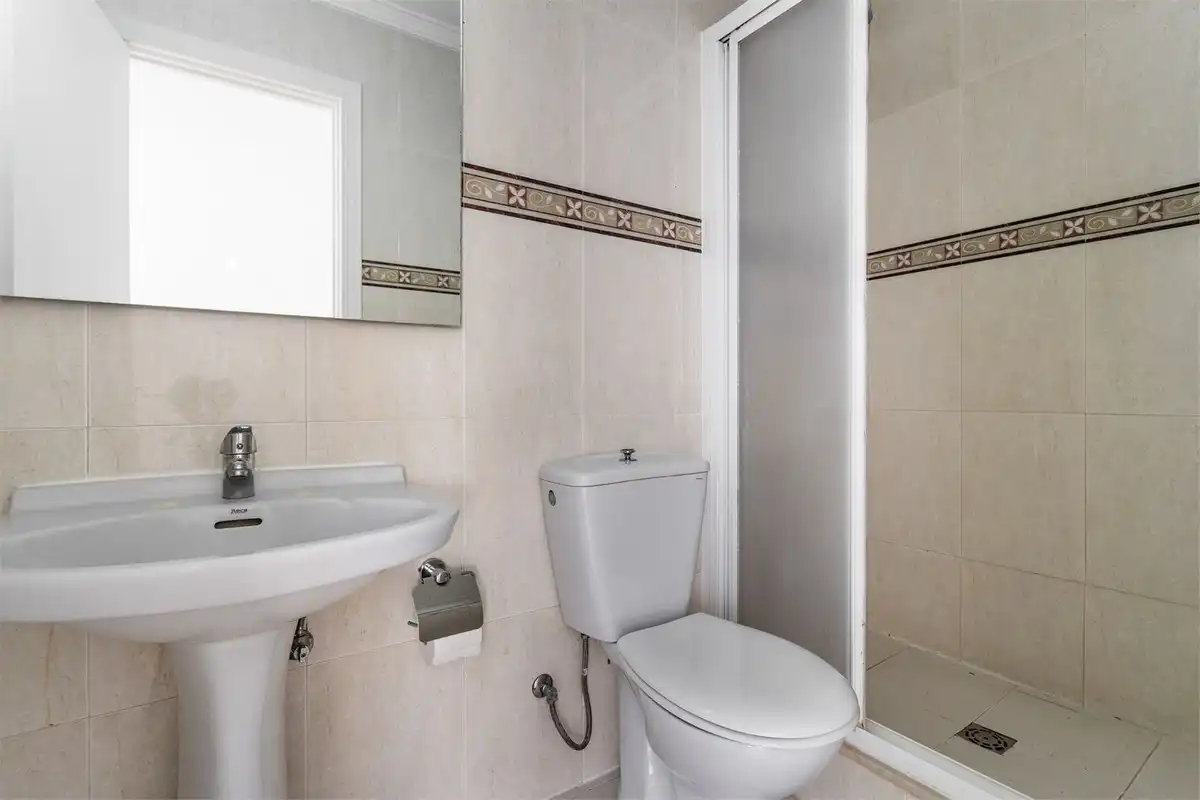 Badezimmer von Erdgeschoss zum Verkauf in Fuengirola mit Terrasse