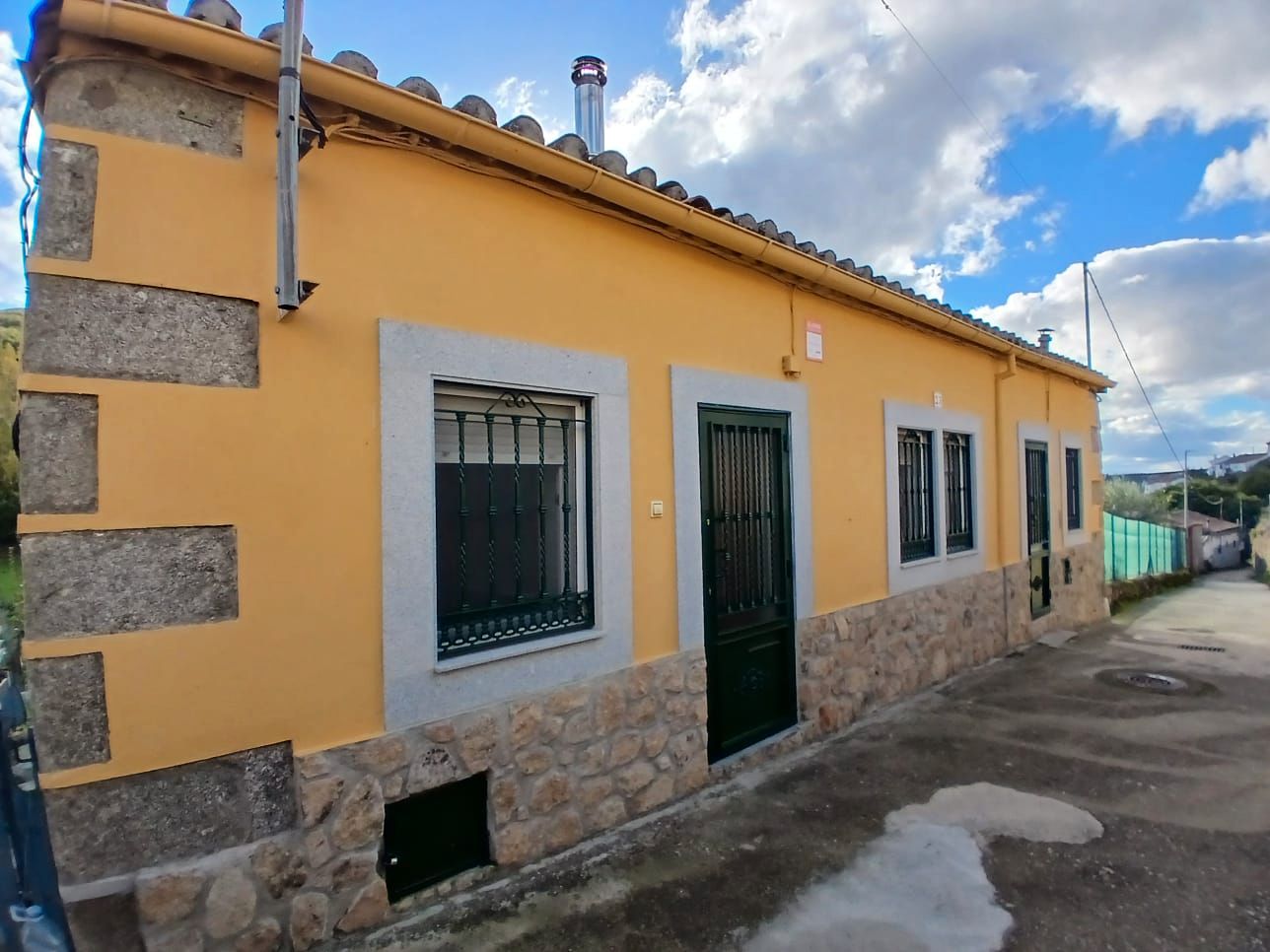Vista exterior de Casa o xalet en venda en Béjar amb Calefacció, Jardí privat i Terrassa