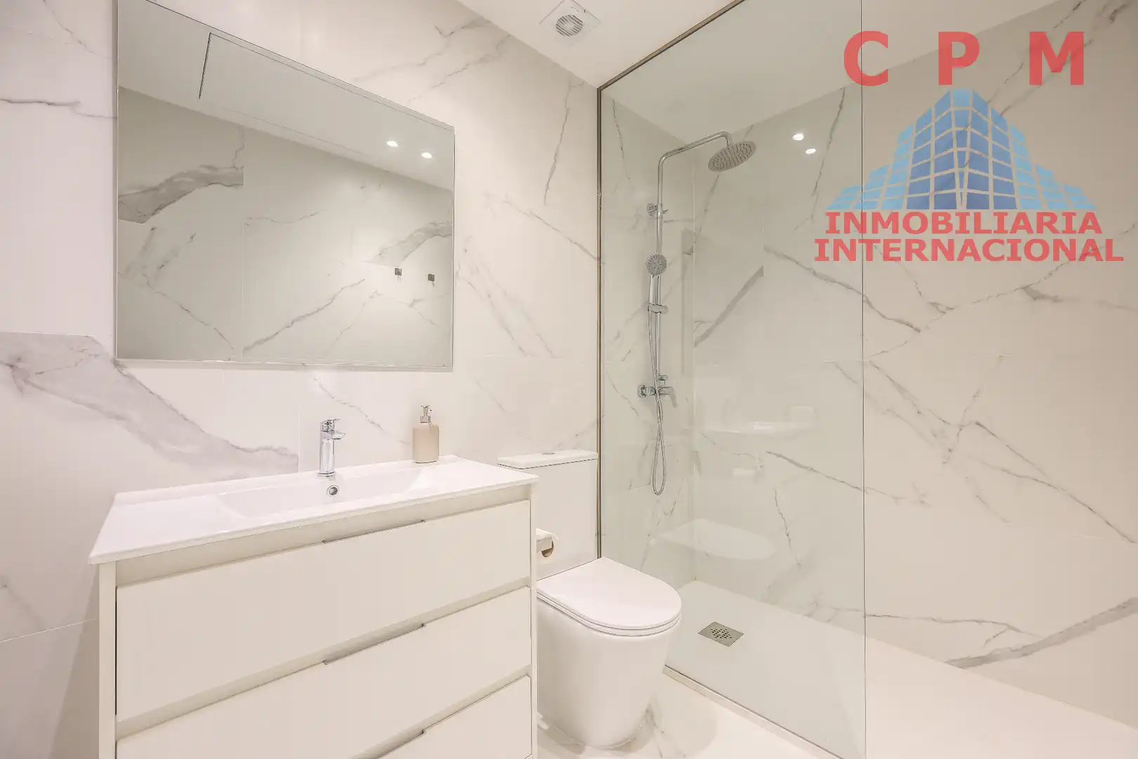 Badezimmer von Maisonette zur Miete in Madrid mit Klimaanlage, Heizung und Parkett