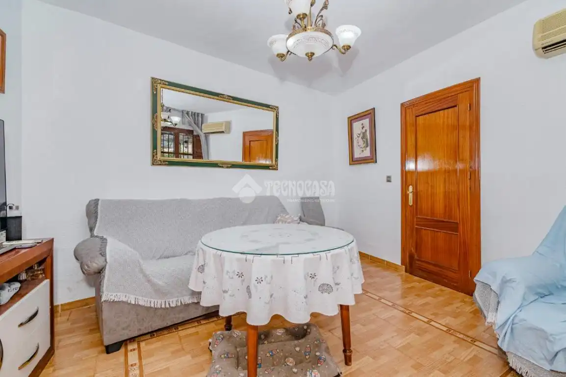 Sala d'estar de Casa adosada en venda en Loja amb Aire condicionat, Terrassa i Traster