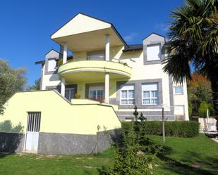 Vista exterior de Casa o xalet en venda en Valdefresno amb Jardí privat, Terrassa i Piscina