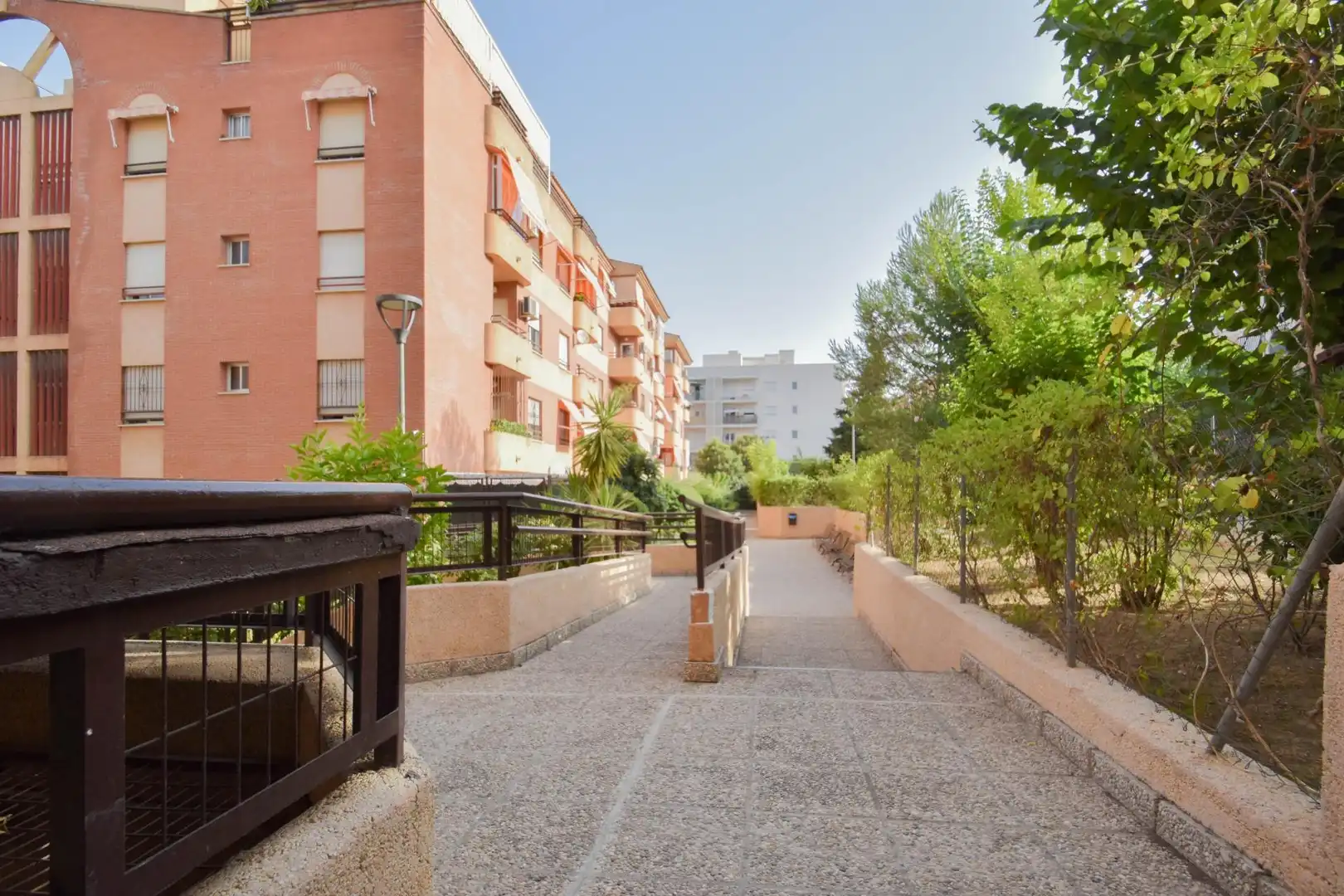 Vista exterior de Pis en venda en Granada amb Calefacció i Piscina comunitària