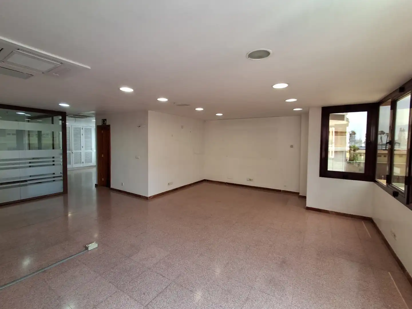 Büro zur Miete in Las Palmas de Gran Canaria mit Klimaanlage und Heizung
