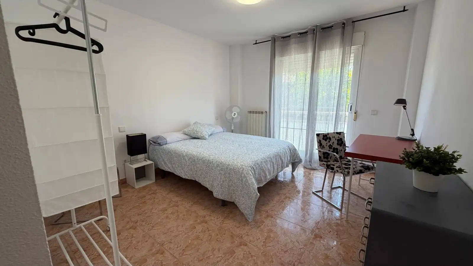 Habitación de Piso para compartir en La Almunia de Doña Godina  con Calefacción, Terraza y Amueblado