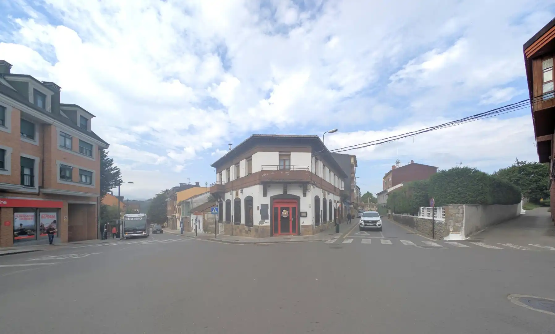 Vista exterior de Edifici en venda en Oviedo 