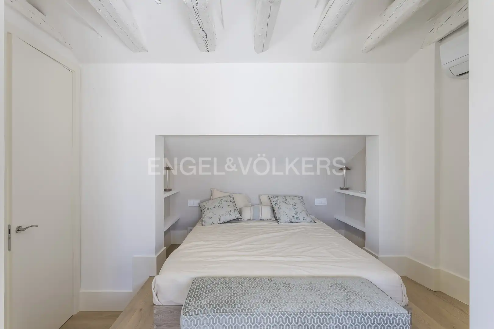 Schlafzimmer von Dachboden zur Miete in Madrid mit Klimaanlage, Heizung und Terrasse