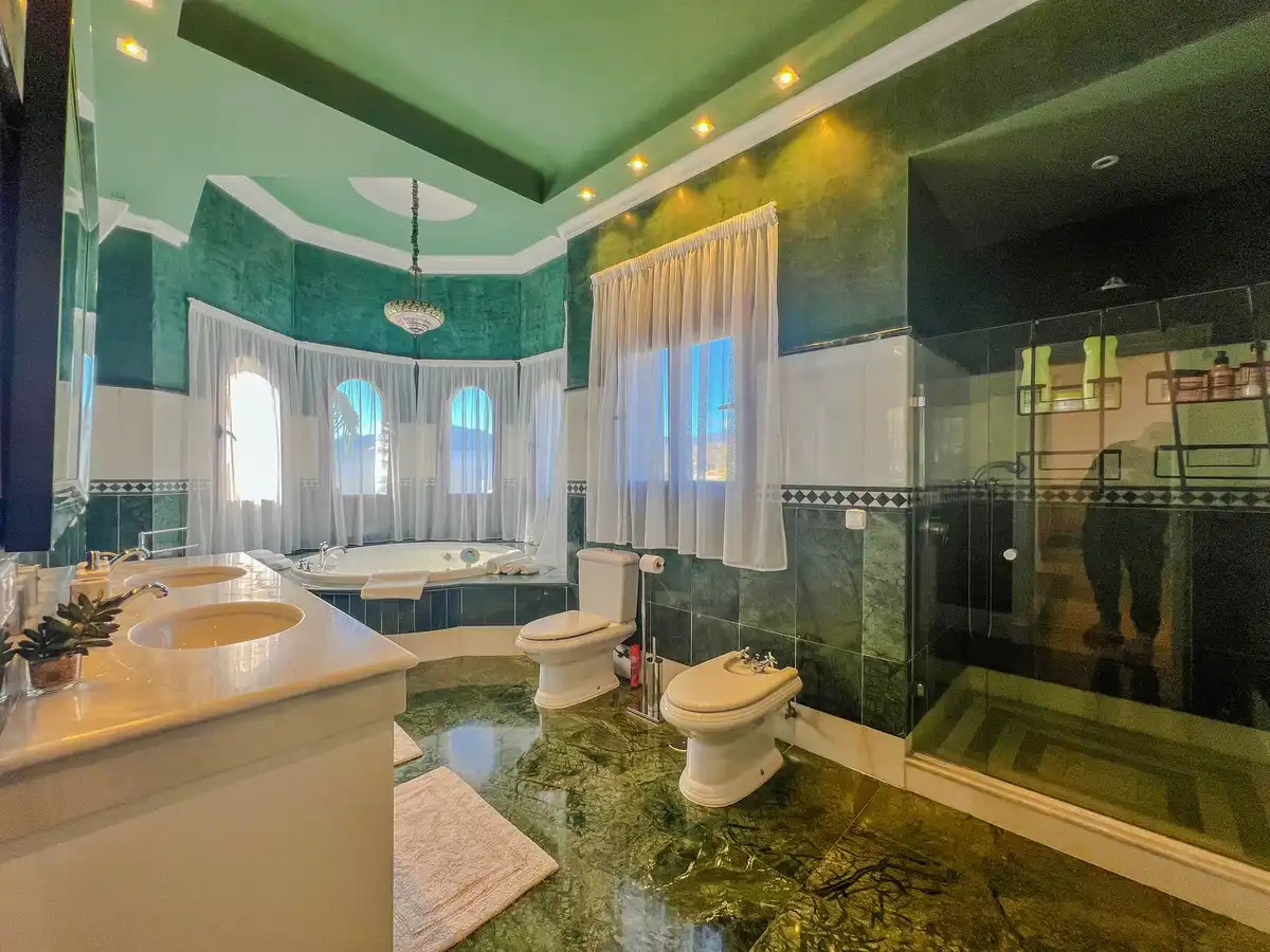 Baño de Casa adosada en venta en Benahavís con Aire acondicionado y Terraza