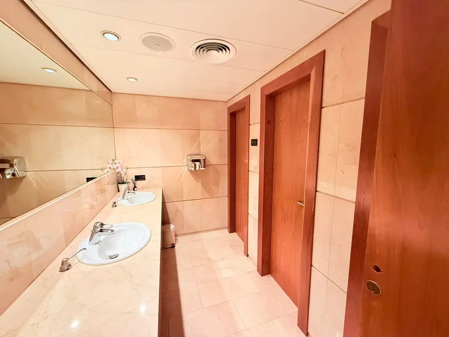 Bathroom of Office for rent in  Palma de Mallorca  with Air Conditioner, Heating and Internet