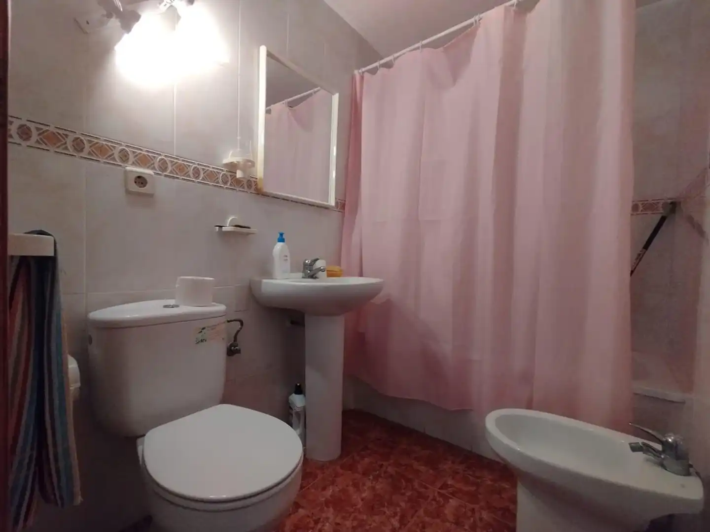 Baño de Apartamento en venta en Torrevieja con Terraza, Amueblado y Balcón