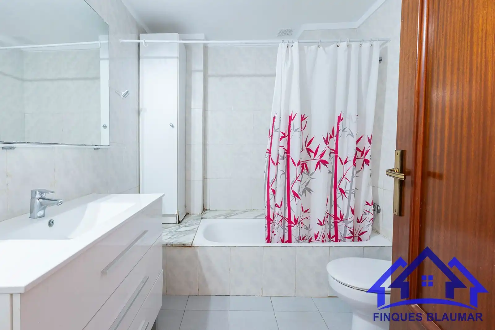 Baño de Piso en venta en Pineda de Mar con Terraza