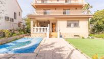 Vista exterior de Casa o xalet en venda en Pineda de Mar amb Terrassa, Piscina i Balcó