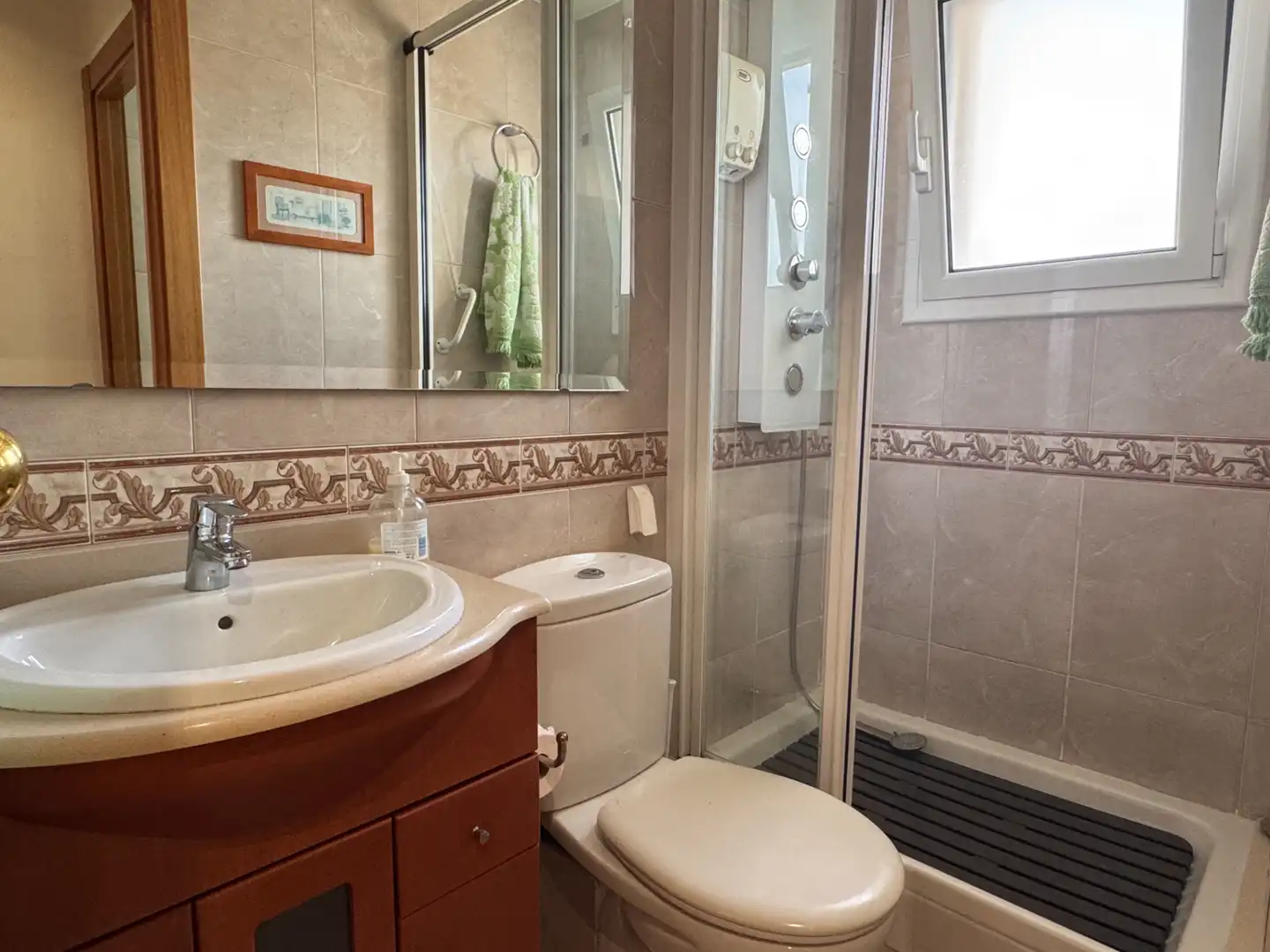 Bathroom of Flat for sale in Santa Coloma de Gramenet  with Air Conditioner, Balcony and Alarm