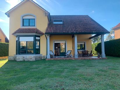 Vista exterior de Casa o xalet en venda en Santiago de Compostela  amb Calefacció, Jardí privat i Parquet