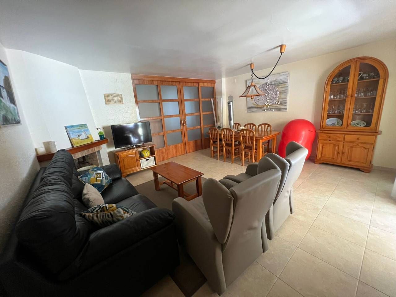 Sala d'estar de Casa o xalet en venda en Cubelles amb Jardí privat i Moblat