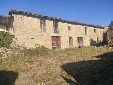 House with balcony for sale in Sarreaus