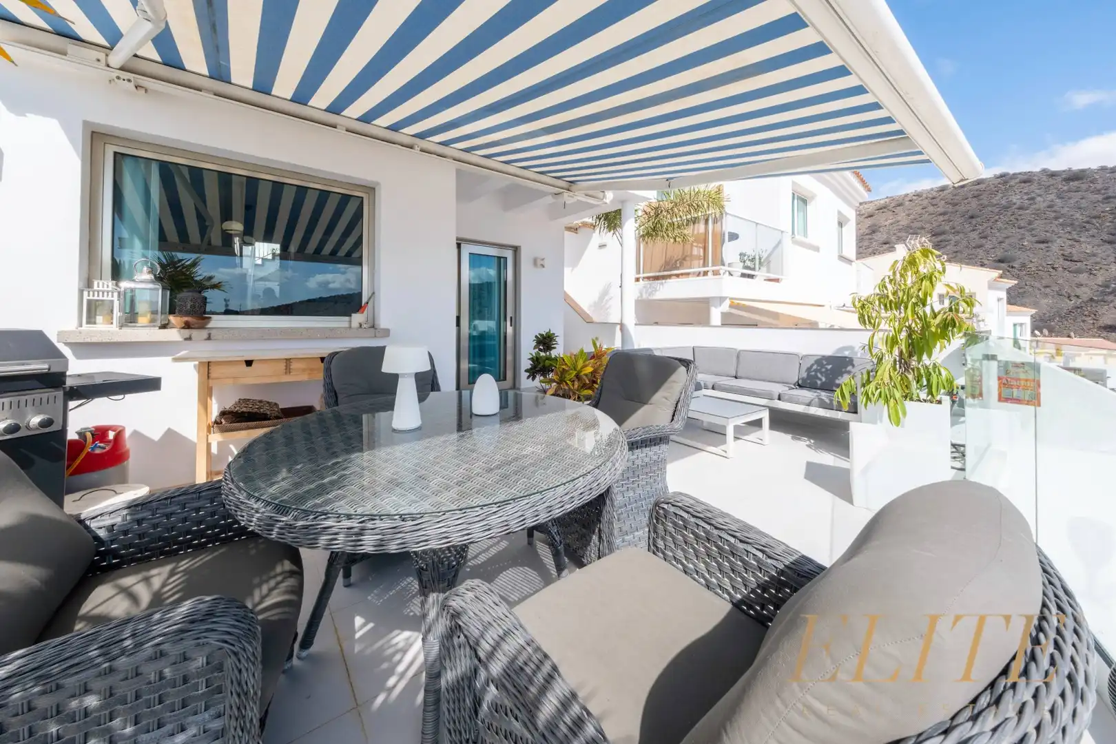 Terrasse von Einfamilien-Reihenhaus zum Verkauf in Mogán mit Klimaanlage, Heizung und Terrasse