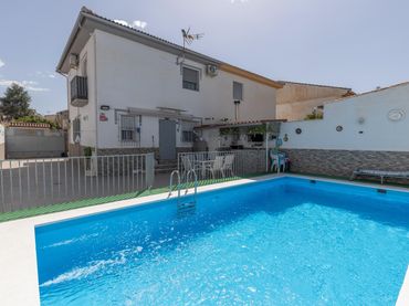 Xalet amb piscina en venda a Calle HUELVA 3