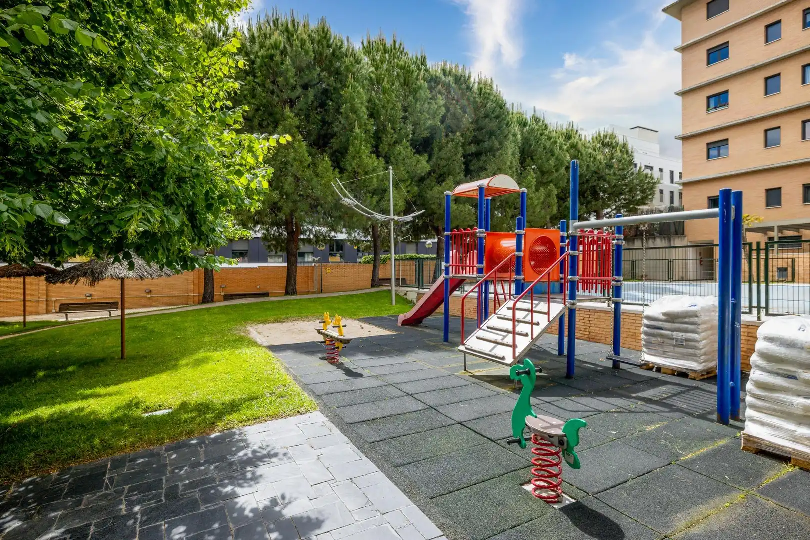 Terraza de Planta baja en venta en Madrid con Calefacción, Jardín privado y Piscina comunitaria