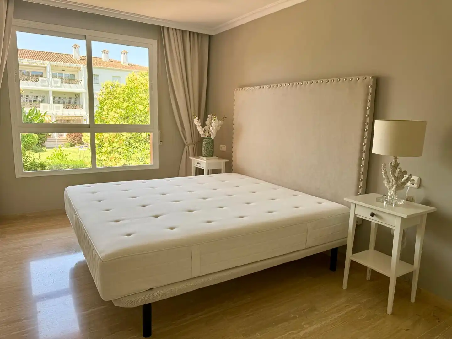 Dormitori de Apartament de lloguer en Marbella amb Aire condicionat, Terrassa i Piscina