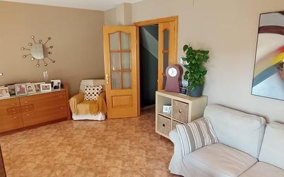 Sala d'estar de Casa adosada en venda en Banyeres del Penedès amb Calefacció, Jardí privat i Terrassa