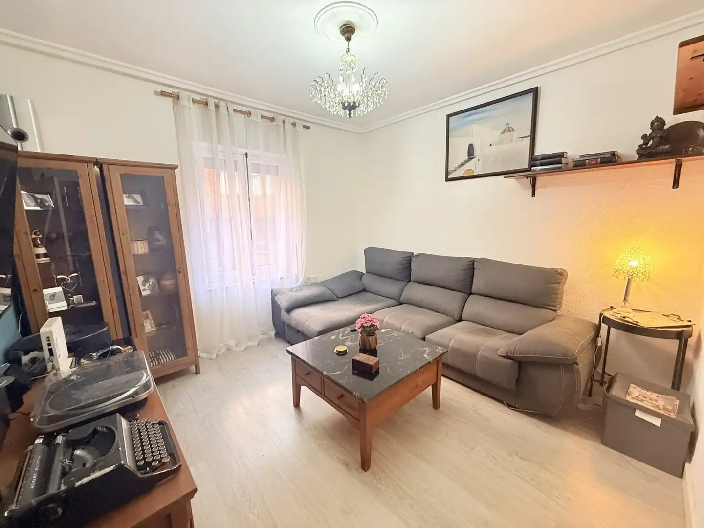 Sala d'estar de Pis en venda en Oviedo  amb Parquet