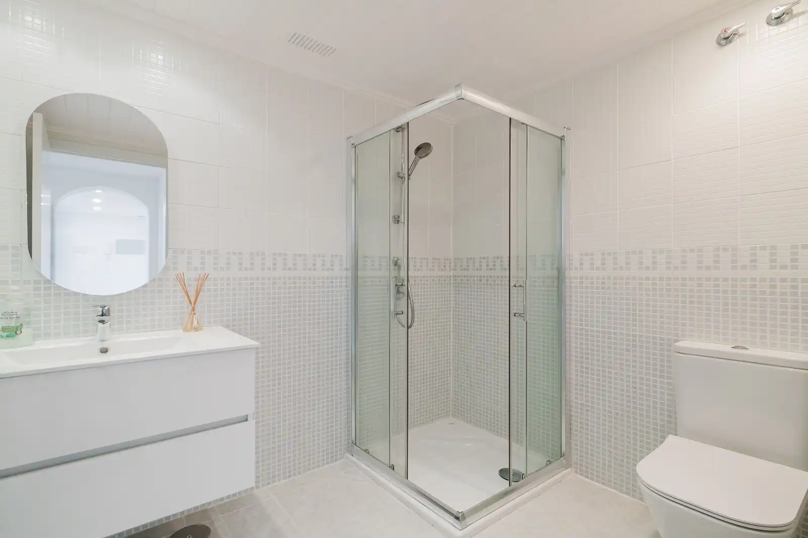 Bathroom of Flat for sale in Benahavís  with Air Conditioner, Terrace and Alarm