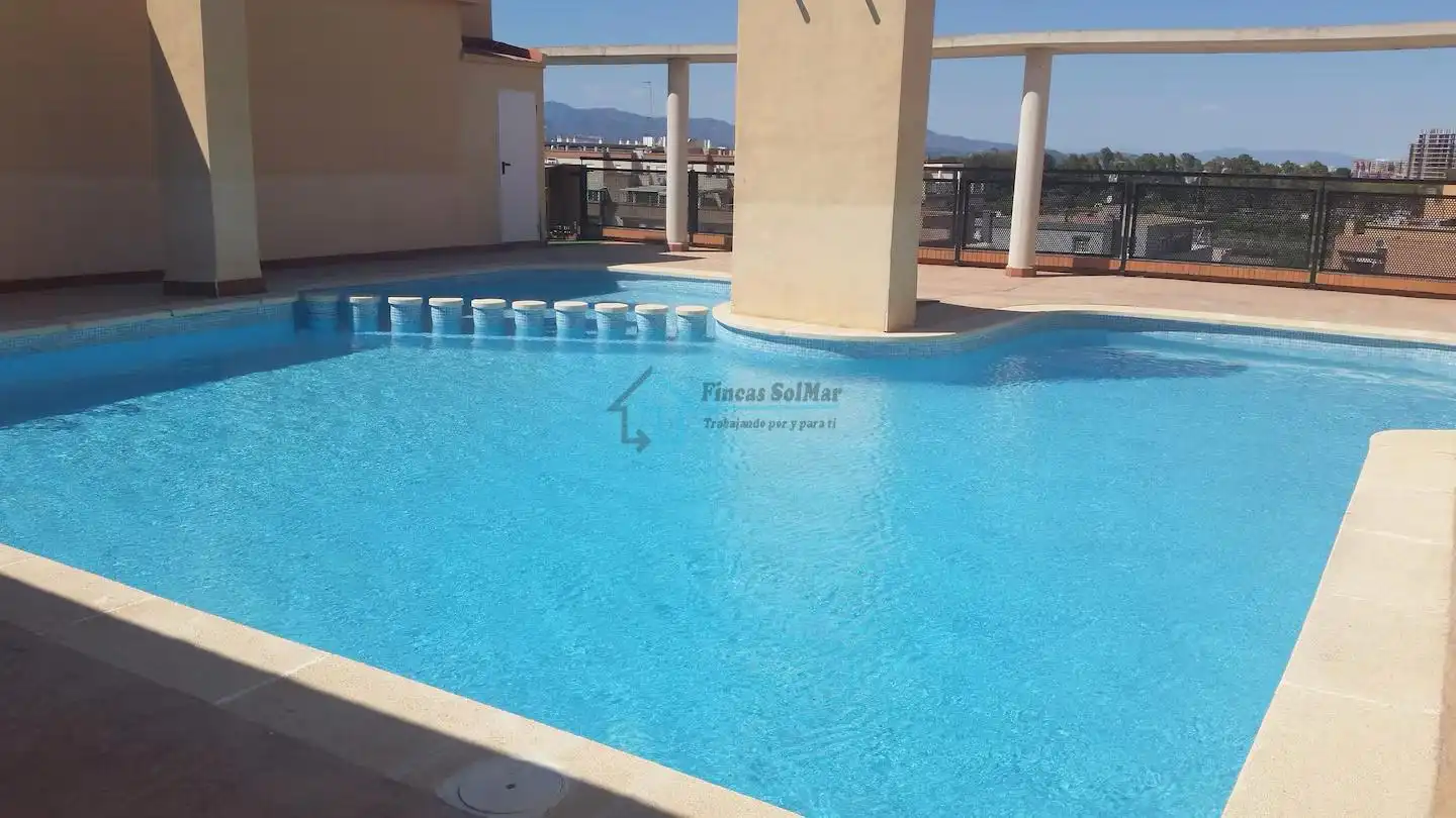 Piscina de Apartament en venda en Sagunto / Sagunt amb Moblat, Balcó i Piscina comunitària