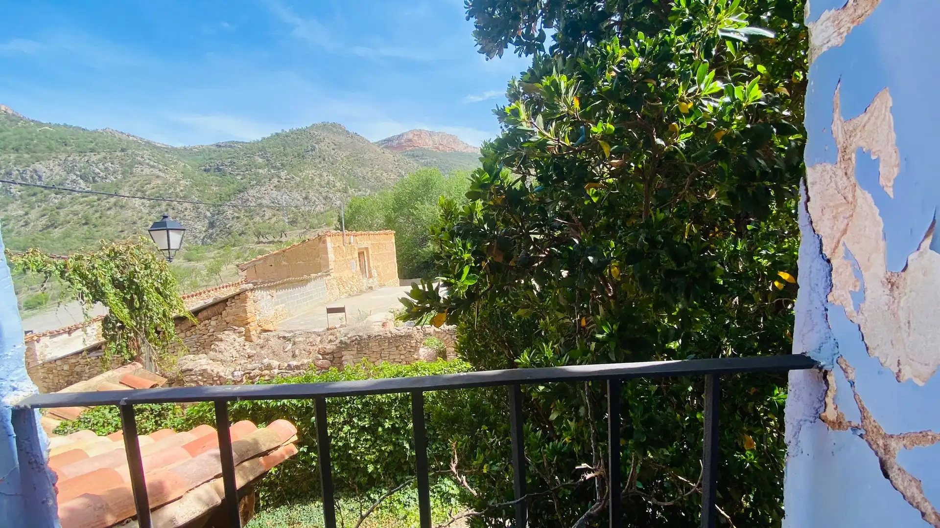 Vista exterior de Casa o xalet en venda en Villarluengo amb Calefacció, Jardí privat i Terrassa
