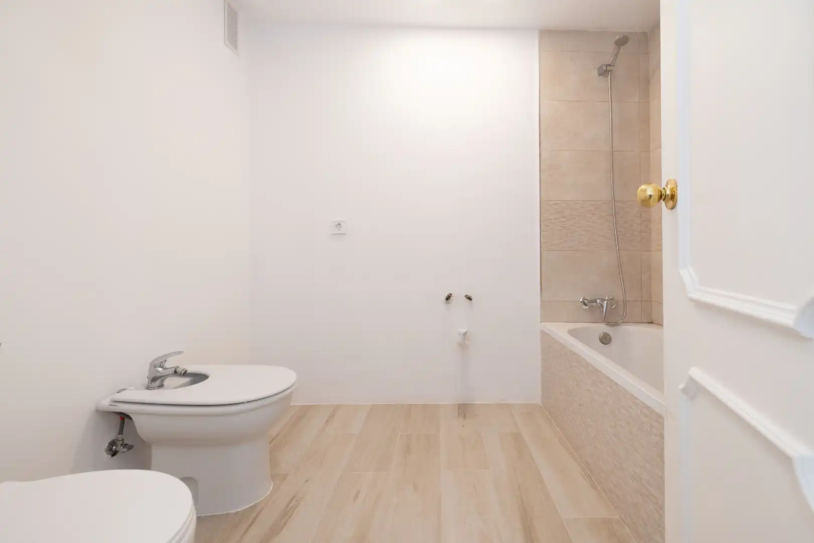 Bathroom of Flat for sale in Marbella  with Terrace and Storage room