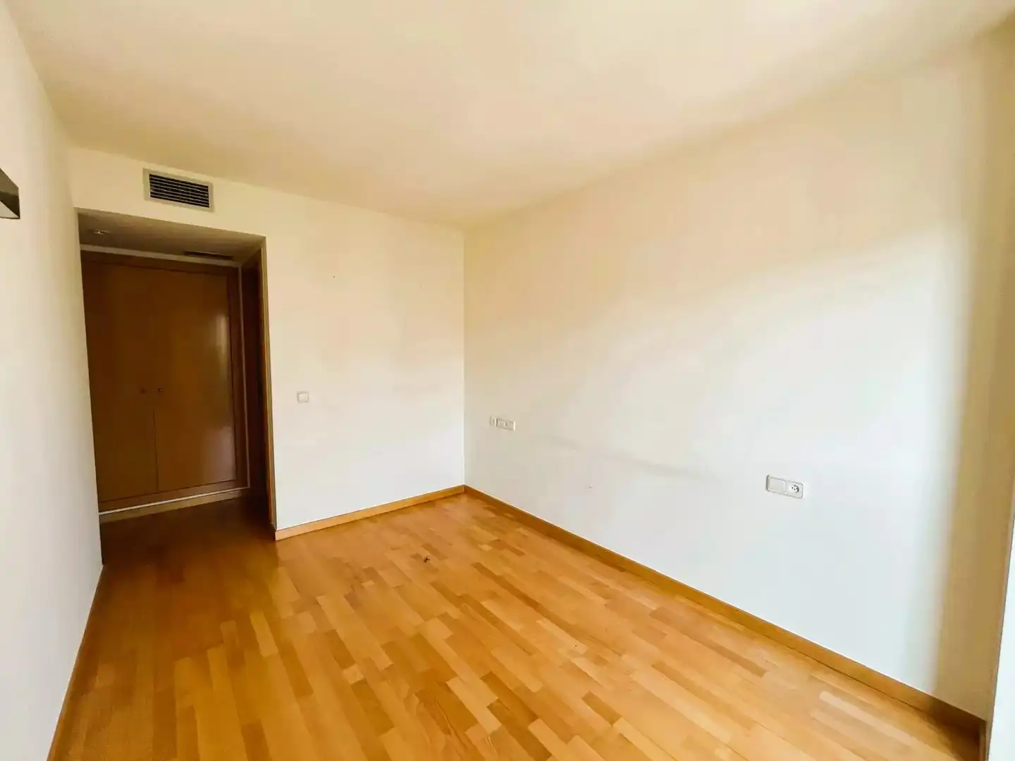 Schlafzimmer von Wohnung zur Miete in Girona mit Klimaanlage, Heizung und Parkett