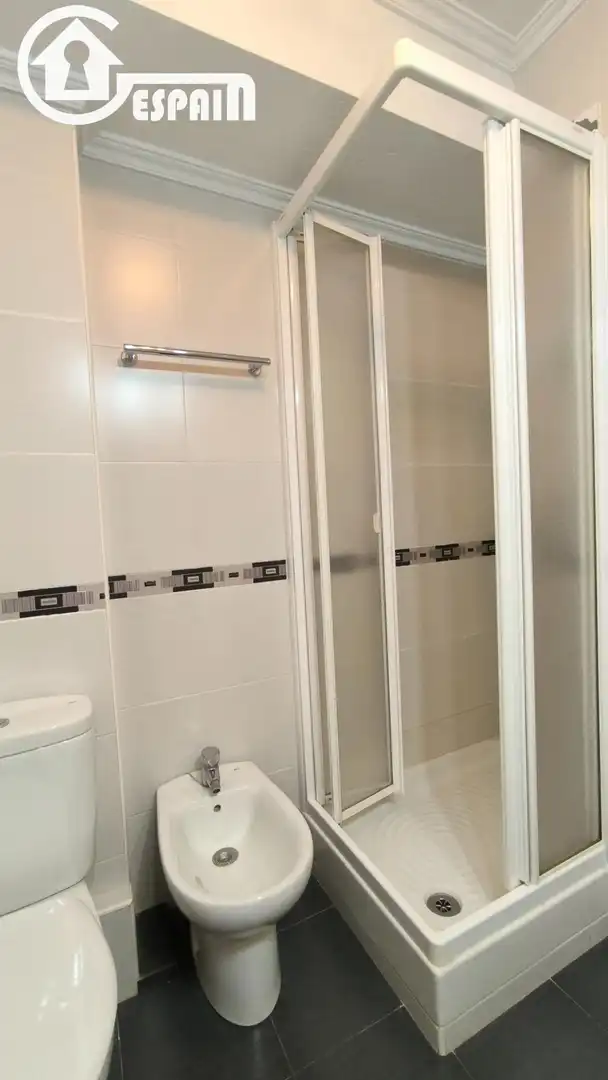 Bathroom of Flat for sale in Madrid  with Air Conditioner and Heating