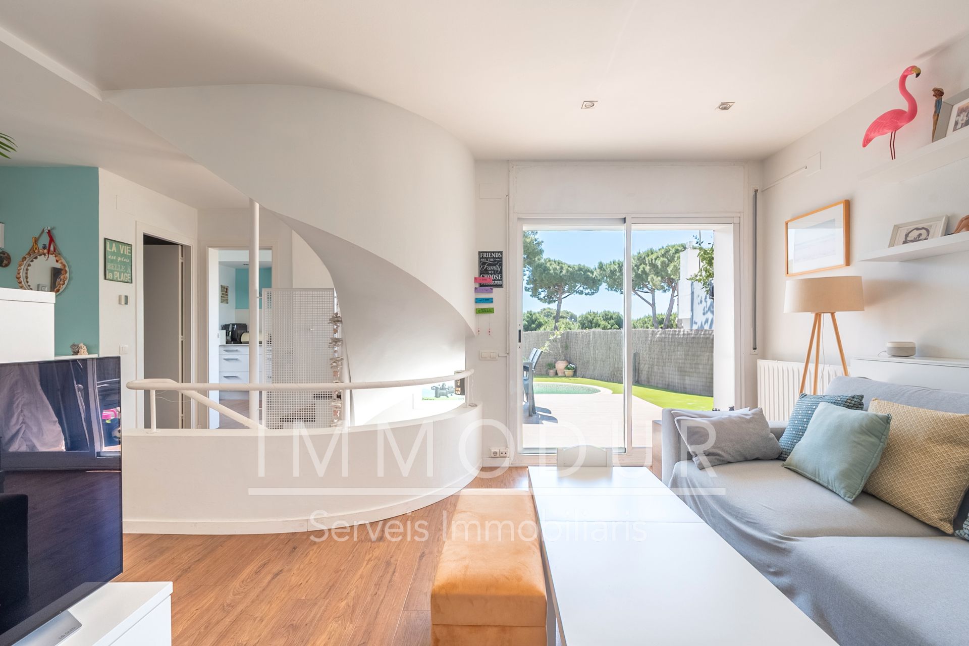 Sala d'estar de Casa adosada en venda en Castelldefels amb Aire condicionat, Calefacció i Jardí privat