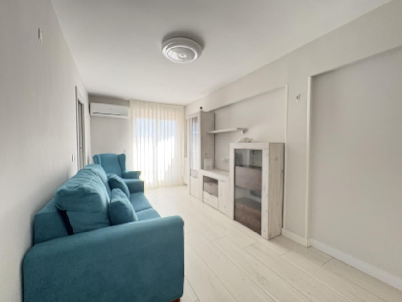 Sala d'estar de Àtic de lloguer en  Madrid Capital amb Aire condicionat i Calefacció