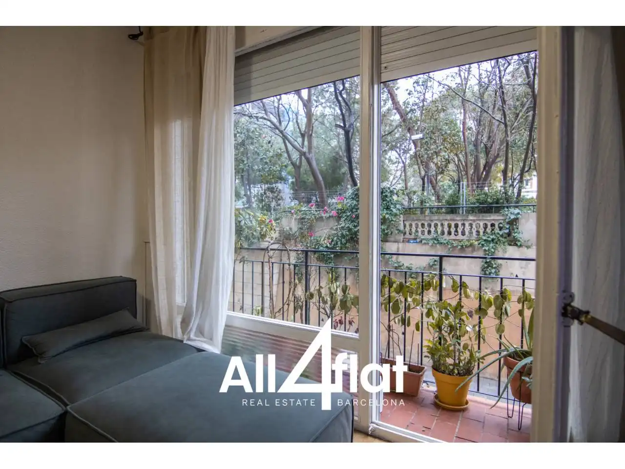 Exterior view of Apartments for sale in Barcelona  with Heating, Furnished and Balcony