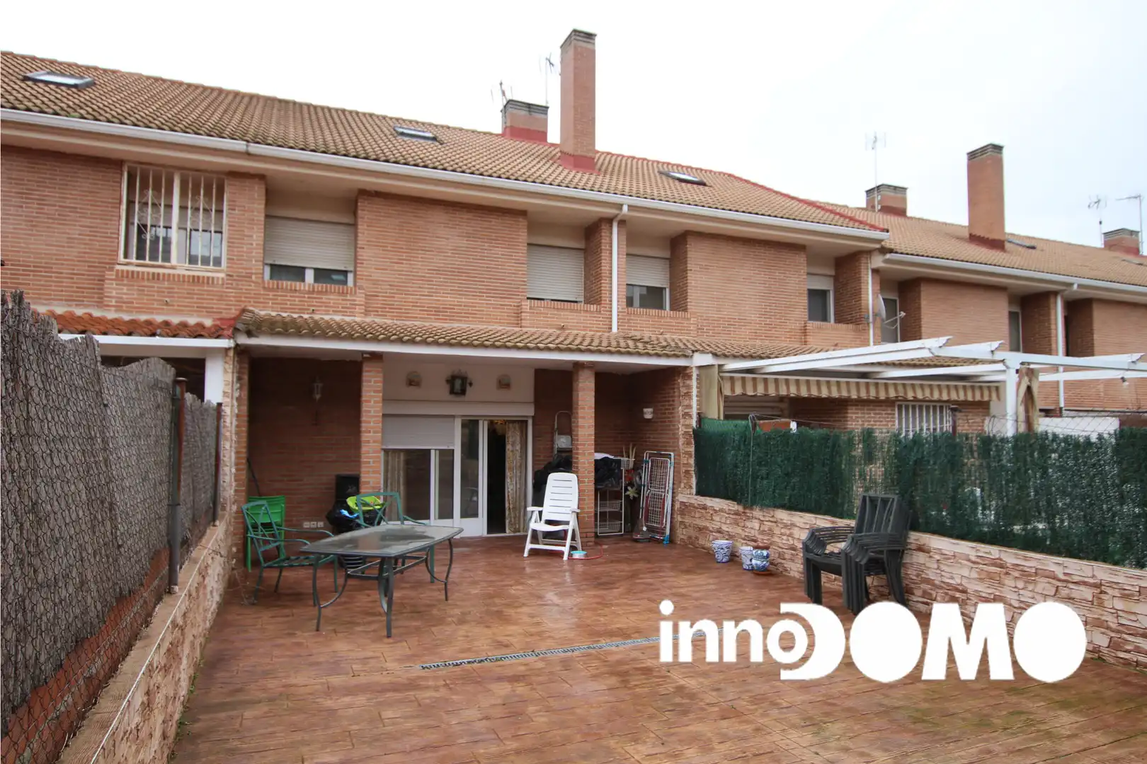 Vista exterior de Casa adosada en venda en Moraleja de Enmedio amb Calefacció, Jardí privat i Parquet