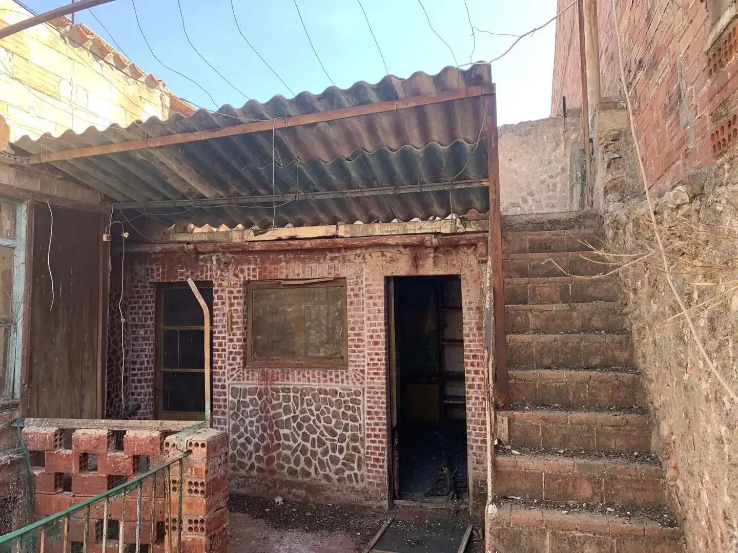 Vista exterior de Casa adosada en venda en El Rourell amb Balcó