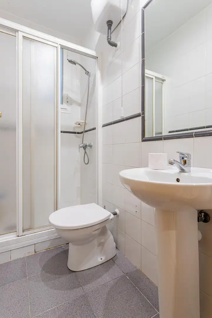Bany de Planta baixa en venda en Madrid amb Aire condicionat, Calefacció i Moblat