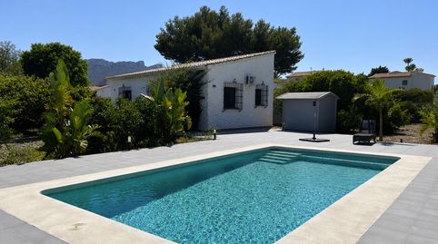 Villa con dos viviendas independientes, terreno muy amplio, piscina privada