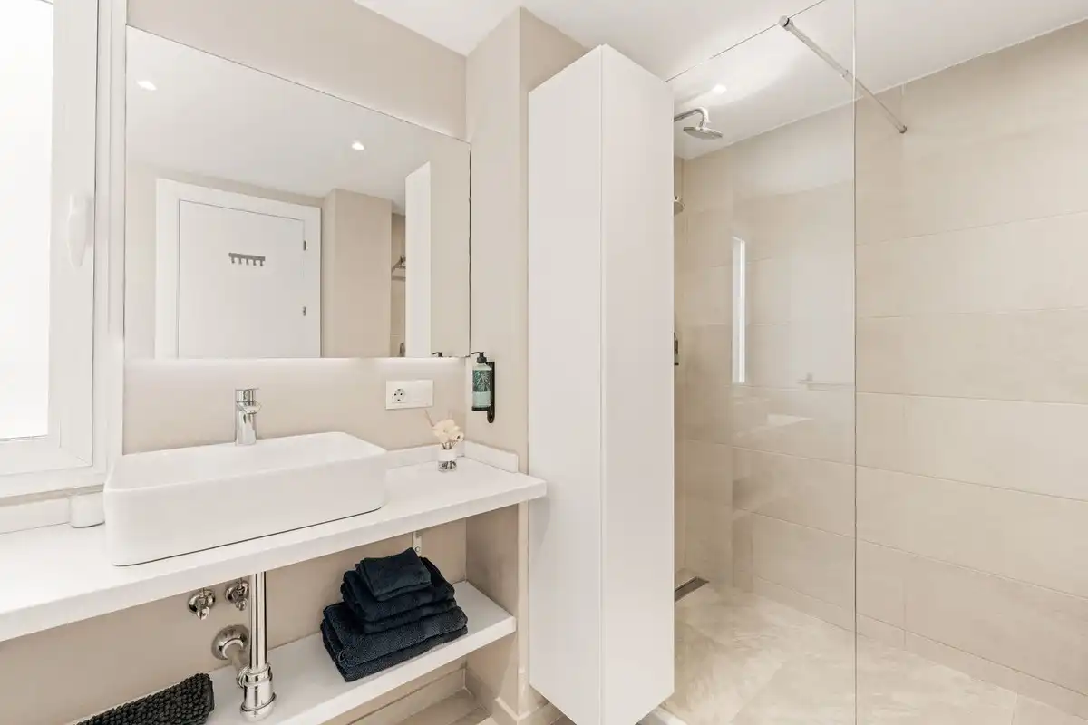 Baño de Apartamento en venta en Torremolinos con Aire acondicionado, Amueblado y Piscina comunitaria