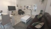 Sala d'estar de Casa adosada en venda en Mairena del Alcor amb Aire condicionat i Jardí privat