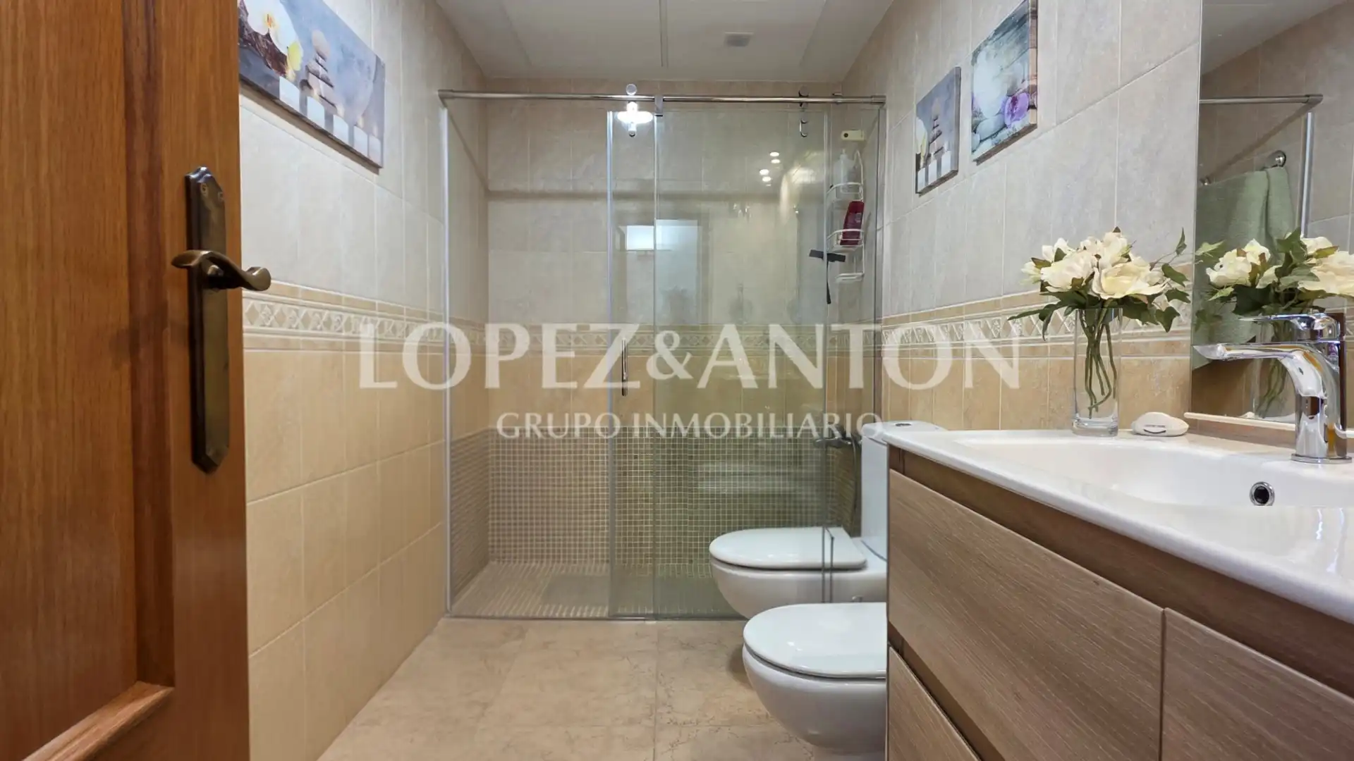 Bathroom of Flat for sale in L'Eliana  with Air Conditioner, Oven and Balcony