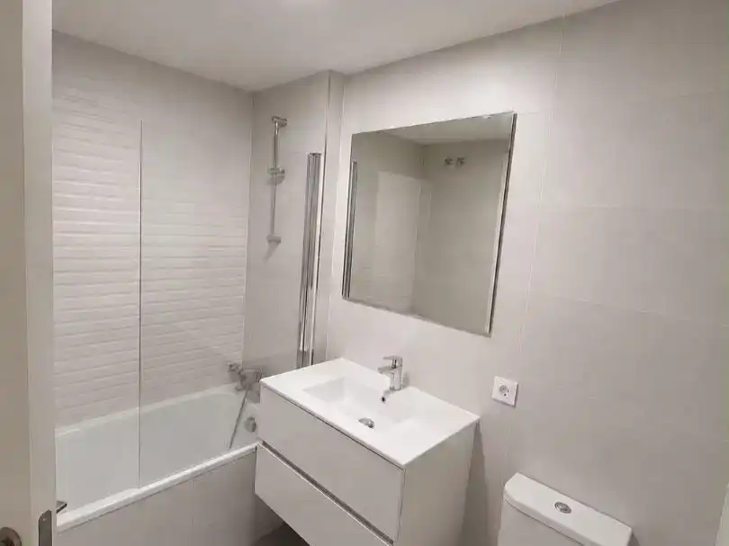 Badezimmer von Wohnung zur Miete in Dos Hermanas mit Klimaanlage, Terrasse und Balkon
