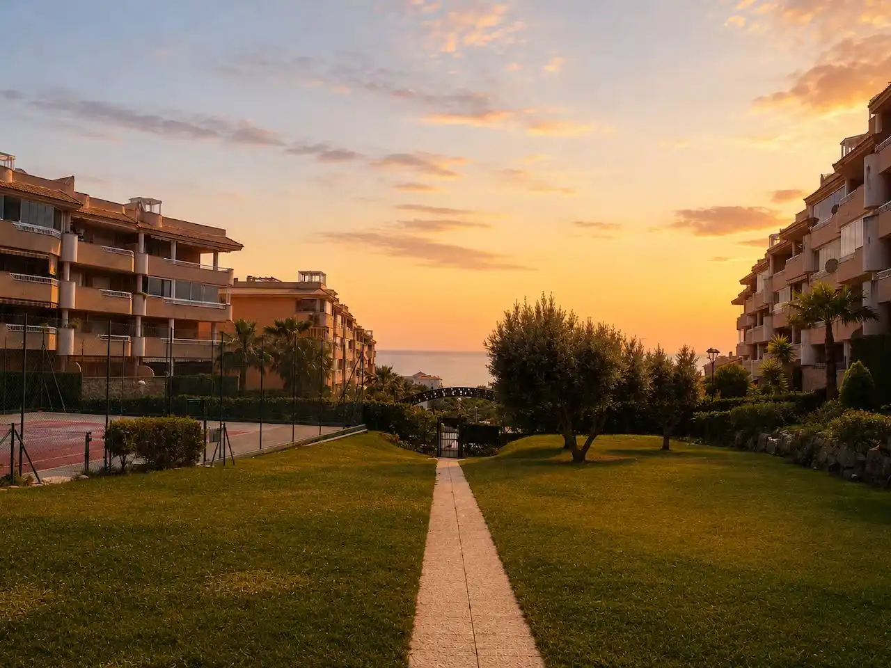 Vista exterior de Àtic de lloguer en Fuengirola amb Aire condicionat, Jardí privat i Terrassa