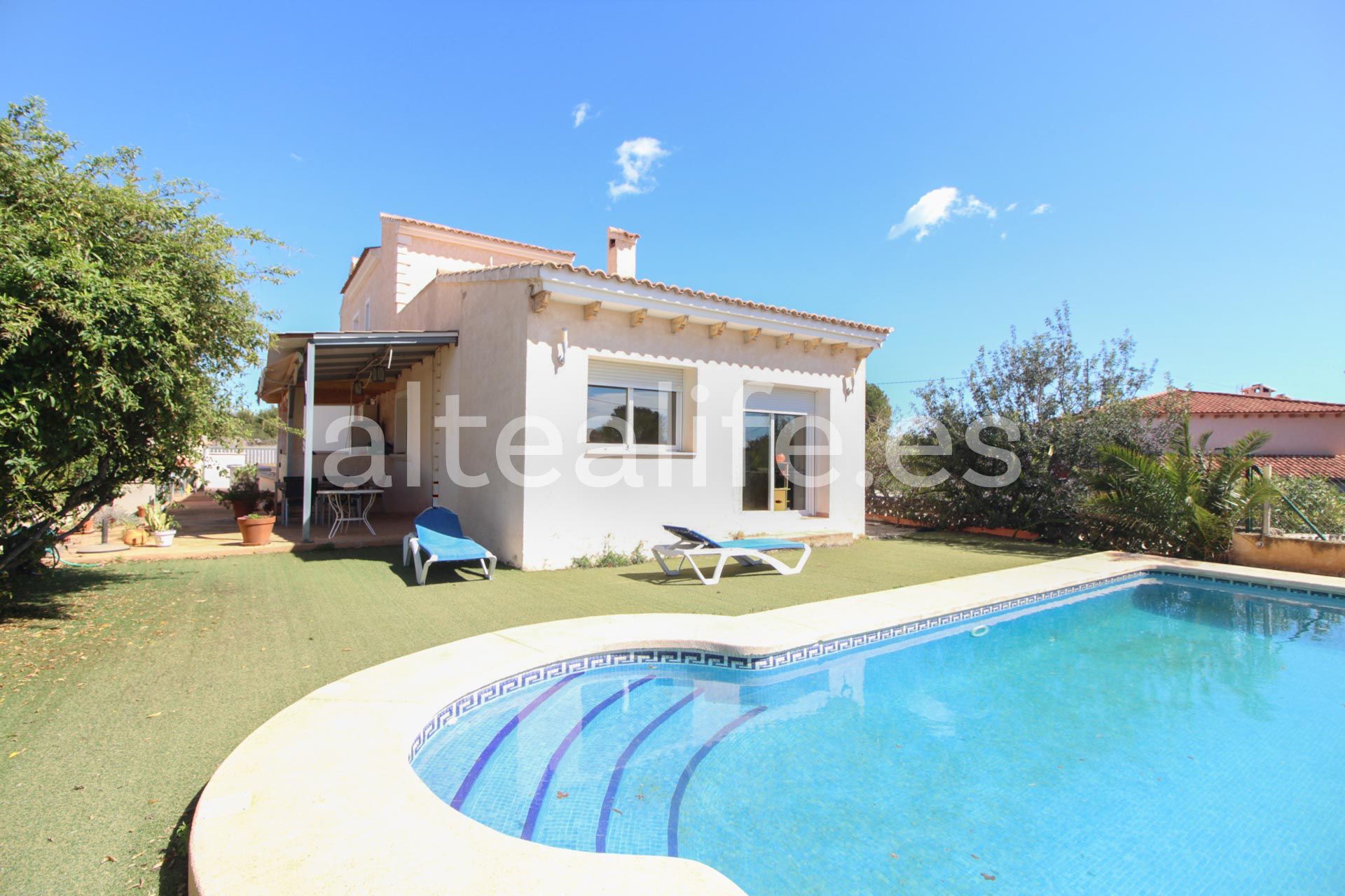 Vista exterior de Casa o xalet en venda en La Nucia amb Aire condicionat, Calefacció i Jardí privat
