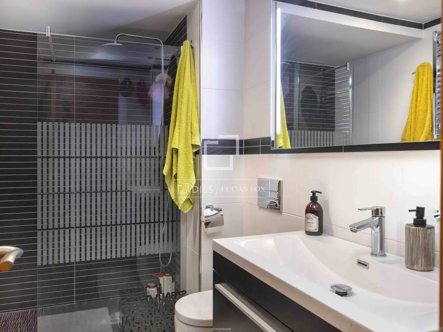 Badezimmer von Dachboden zum Verkauf in Girona mit Klimaanlage, Heizung und Terrasse